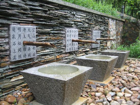 客家夯土墻瓦屋頂下的巴厘島風(fēng)格 廣州十字水酒店