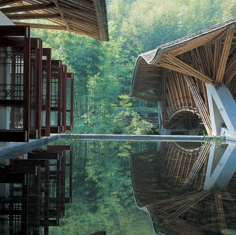 客家夯土墻瓦屋頂下的巴厘島風(fēng)格 廣州十字水酒店