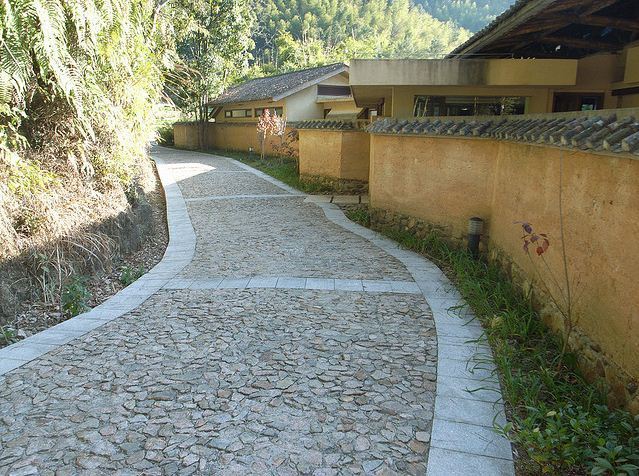 客家夯土墻瓦屋頂下的巴厘島風(fēng)格 廣州十字水酒店