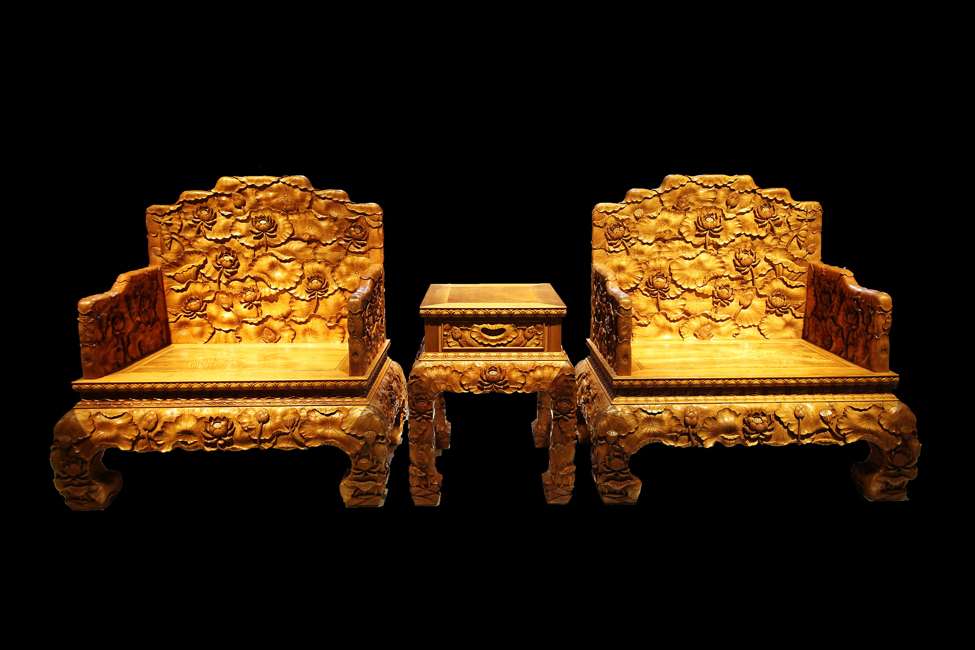 金絲楠滿雕花荷花寶座